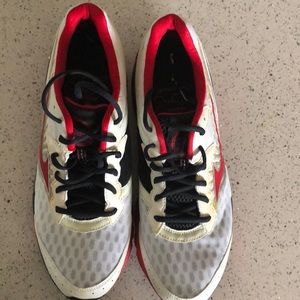 Mizuno Wave Rider 16